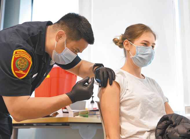 美国拜登政府正计画寻求各国支持，推动在2022年全球有70％人口完成新冠疫苗接种。图为美国民眾在医院接种新冠疫苗。（中新社）