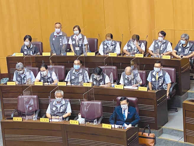 桃园市原民局长林日龙和文化局长庄秀美15日为原民电视台土地租用案政策辩护，希望争取议会支持。（蔡依珍摄）