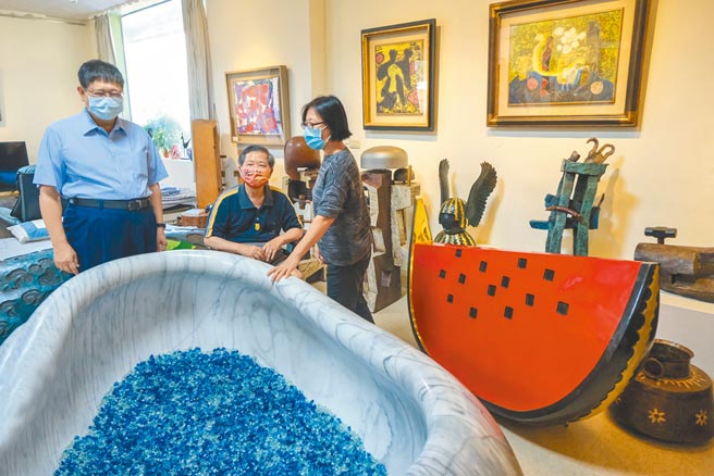 新竹县长杨文科（左）造访小中风仍创作不辍的艺术家李龙泉（中），其妻锺琴（右）介绍李创作的作品。（罗浚滨摄）