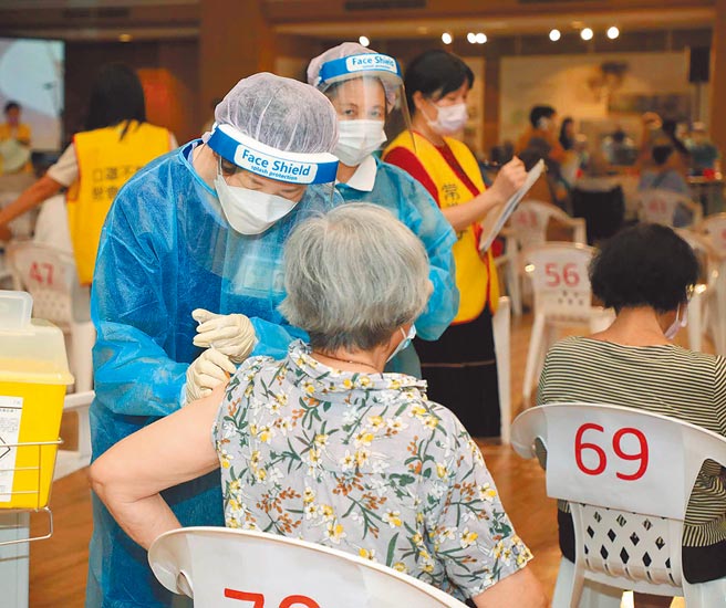 台中市政府45处「快打站2.0」及梨山卫生所，昨日至17日为全市65岁以上长者提供AZ疫苗第二剂施打服务。（陈世宗摄）