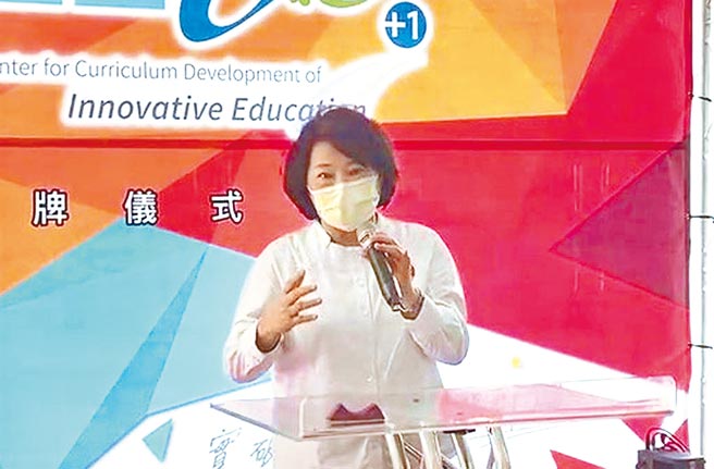 嘉義市長黃敏惠強調普發2000元是要鼓勵在地消費，拚經濟、顧產業、搶商機。（廖素慧攝）