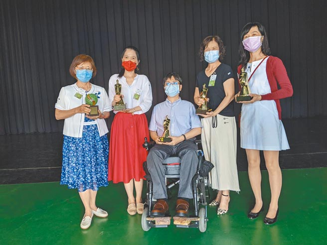 高雄市教师表扬大会15日在社教馆举行，大仁国中退休教师林芬菲（左起）获教育部教育奉献奖；前镇高中周筱葳、太平国小林世恒、甲仙国小张淑女、高雄女中蔡静谊等教师，获教育部全国师铎奖。（曹明正摄）