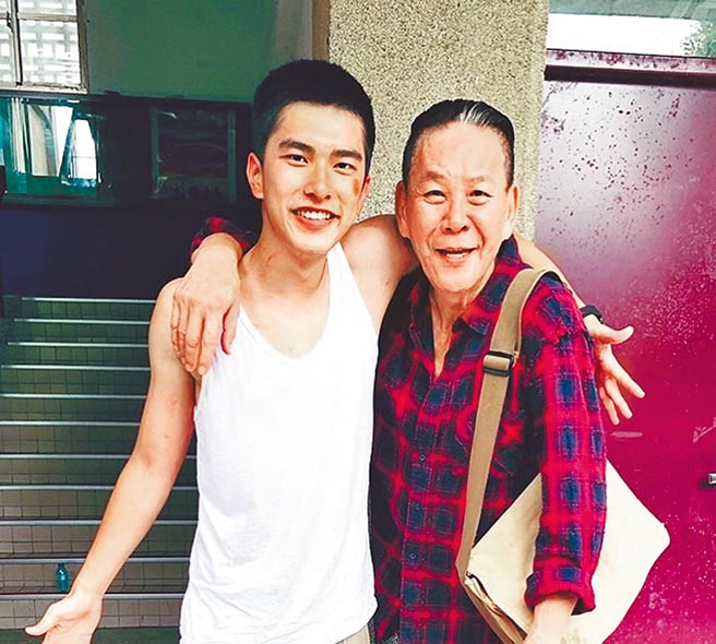 曾敬驊（左）曬出與龍劭華初次見面的合照。（摘自IG）