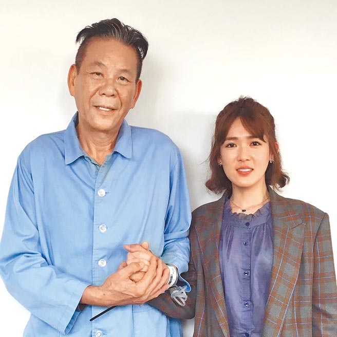 孫可芳（右）分享與龍劭華「充滿感情」的父女照。（摘自臉書）
