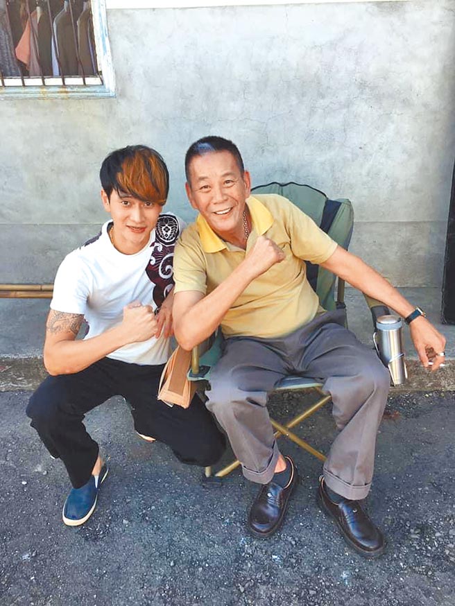 劉冠廷（左）難忘拍攝《花甲》時，龍劭華對他的照顧。（摘自臉書）