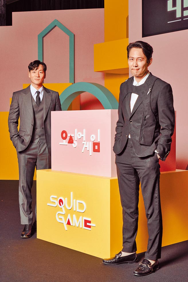 李政宰（右）和朴海秀昨出席記者會，為新戲《魷魚遊戲》造勢。（Netflix提供）