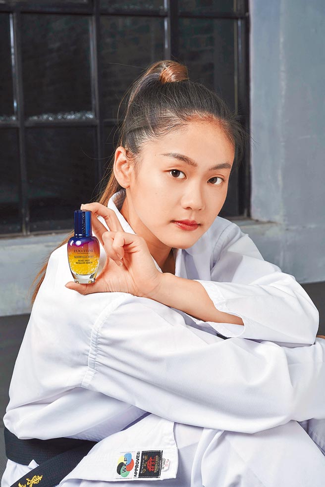 東奧選手空手道小清新文姿云與歐舒丹星光瓶。（歐舒丹提供）