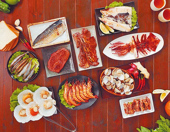 PChome 24h購物的華得水產中秋海陸烤肉10件組，原價3680元，30日前特價1666元。（PChome 24h購物提供）