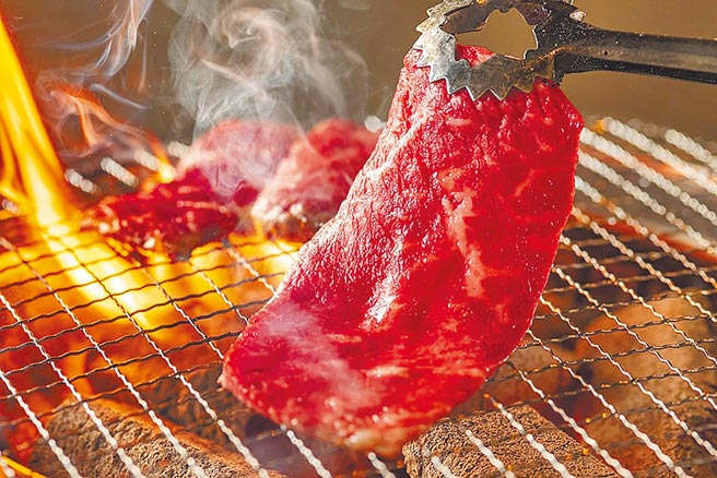 Breeze Super滋賀近江牛滋賀千成亭近江牛，肋眼、紐約客、肩小排各500g，每組2萬元。（微風提供）