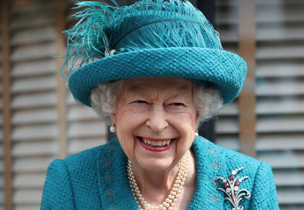 女王7月8日参观英国长寿影集「加冕街」（Coronation Street）录影现场的神情。（美联社）(photo:ChinaTimes)
