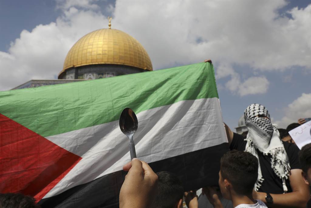 自从6名巴勒斯坦人据称靠汤匙从以色列戒备最森严的监狱中逃脱，其便成为巴勒斯坦人的反抗象征。（图／美联社）(photo:ChinaTimes)