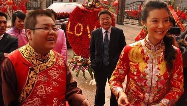 李兆会在最风光的时候，于2010年与因电影《非诚勿扰》而走红的明星车晓结婚，成为媒体与网路最热门的话题。（图／网路)