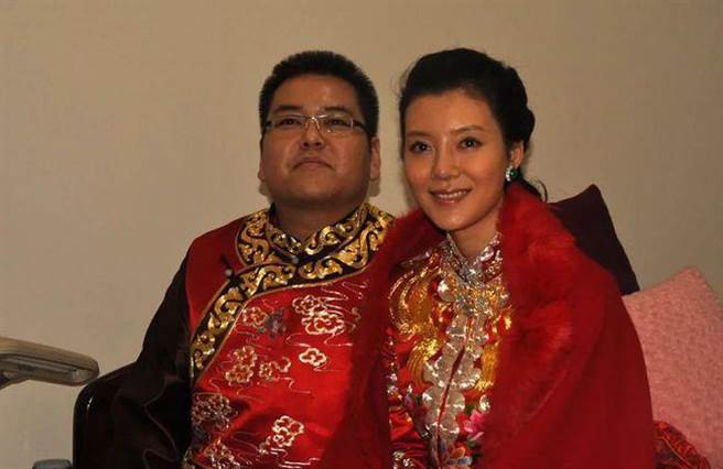 李兆会与车晓的婚礼摆了500桌酒席、礼车200辆，钢铁厂上万员工全部发送500元人民币喜钱，可谓盛况空前。不过这场婚姻仅维持了1年多就结束。（图／网路)