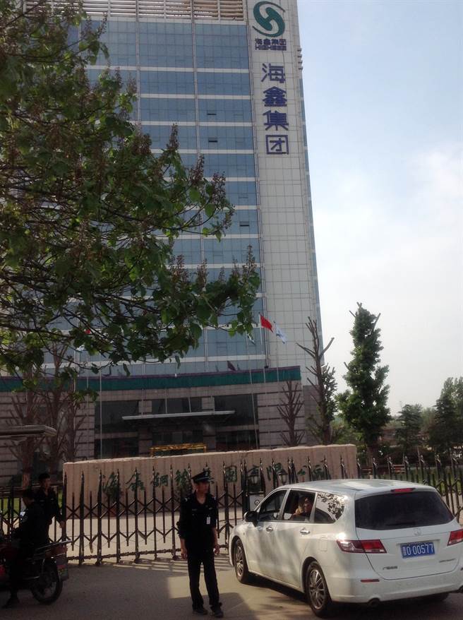 2003年海鑫集团创办人李海仓突然在公司遭枪杀，正在澳洲读书的李兆会被急召回国接掌父亲事业，当时海鑫钢铁已是山西最大钢铁集团，而李兆会还只是个年仅22岁的大学生。（图／中新社)