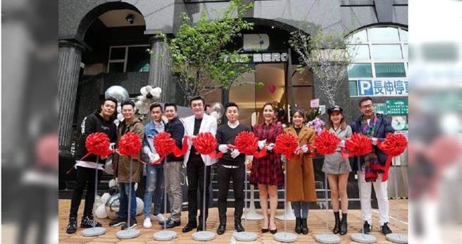 餐酒館開幕時，女星梁佑南邀請演藝圈好友李㼈等人剪綵，為她的愛兒方璿加持。（圖／翻攝自餐酒館官方IG）