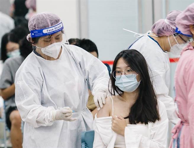 BNT意愿登记今中午截止，3类人符合资格，最快9月25日开打。图为民眾打疫苗的画面。（郭吉铨摄）