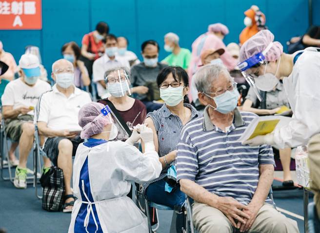 75岁以上长者今开放打第二剂莫德纳。图为民眾接种疫苗的画面。（郭吉铨摄）