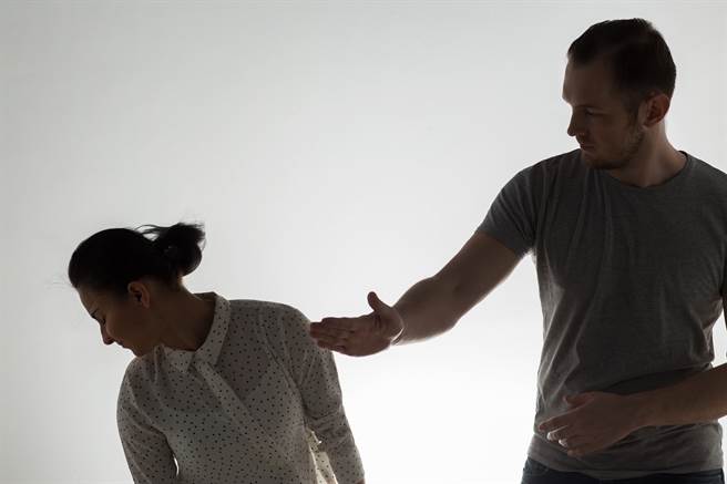 彰化1名林姓男子今年3月为妻子筹办丧礼，在事后准备结清费用时，不满儿子的女友小芳（化名）当天迟到，竟当眾朝对方狠甩一巴掌，并骂出三字经。（示意图/Shutterstock提供）