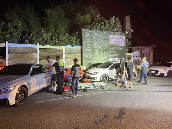 桃园市观音区快速路9段，17日凌晨12时许发生小客车衝撞行人，造成2名行人重伤，送医后不治。（民眾提供）