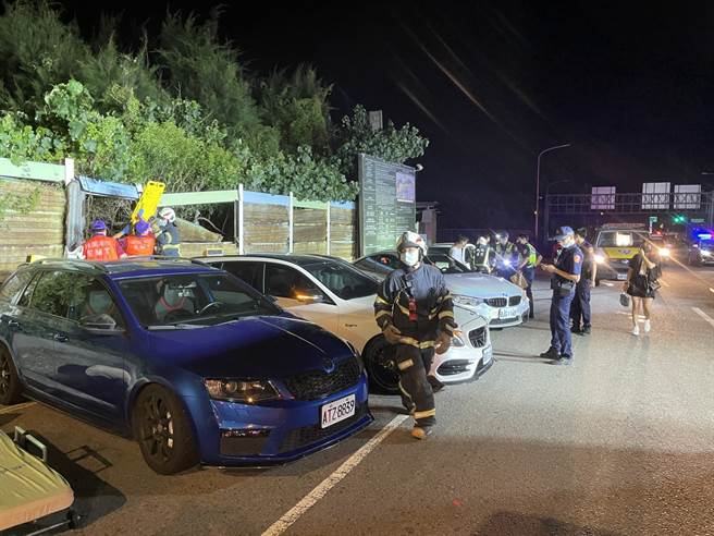 桃园市观音区快速路9段，17日凌晨12时许发生小客车衝撞行人，造成2名行人重伤，送医后不治。（民眾提供）