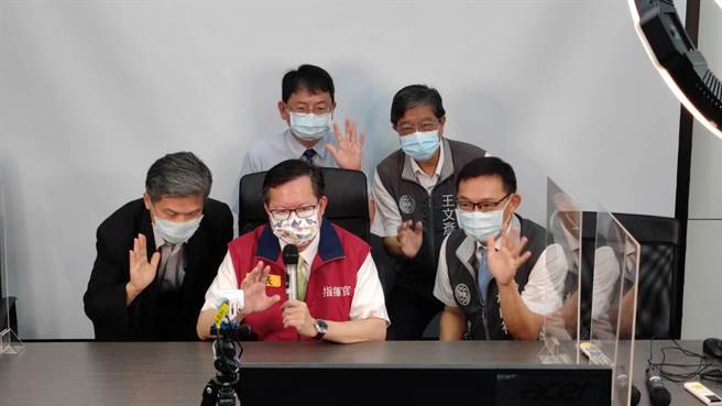 桃園市長鄭文燦到學校與在家上課學生視訊，並為其打氣。（賴佑維攝）