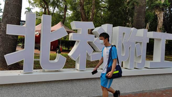 北科附工學生17日復課，學學生們陸續回到學校上。（賴佑維攝）