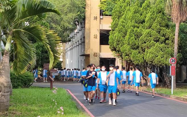 北科附工學生17日復課，學學生們陸續回到學校上。（賴佑維攝）