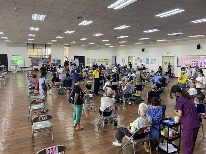 台中市警察局第六分局員警特別到快打站向長者宣導治安與交通安全。（民眾提供／盧金足台中傳真） 