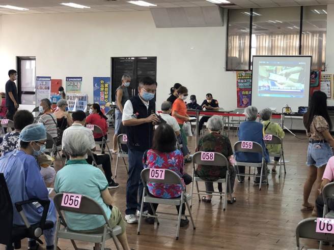 台中市警察局第六分局從15日至17日在西屯區何南何成活動中心快打站設立靜態防詐及交安宣導立牌，播映「防詐篇」、「交安篇」等動態影音宣導影片。（民眾提供／盧金足台中傳真）