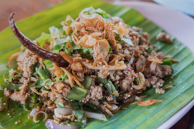 该网友带家人到新庄某泰式餐厅用餐，她的母亲将店内压在米饭下面的叶子摘下轻咬，没想到舌头随即赶到刺痛与口腔发麻，紧急送医后诊断出急性舌炎及喉炎。（示意图/Shutterstock提供）