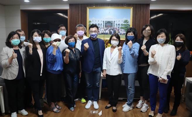 與高雄市議長曾麗燕及黨籍議員合照。(圖/擷取自江啟臣臉書粉專)