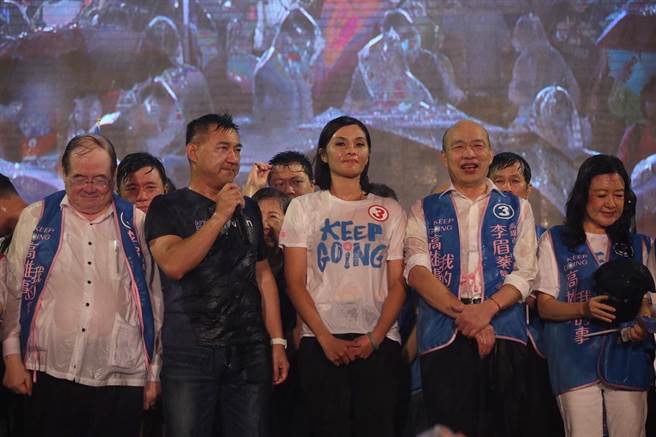 選前之夜淋雨照。(圖/擷取自李眉蓁臉書粉絲專頁)