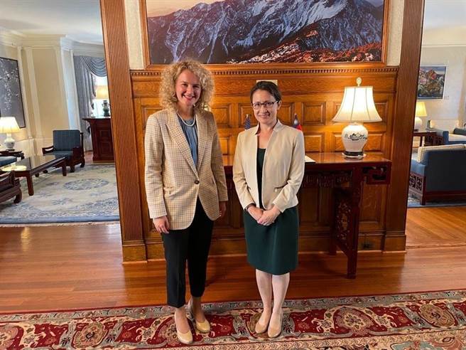 立陶宛经济暨创新部长阿尔莫奈特前往双橡园拜会我驻美代表萧美琴。（取自阿尔莫奈特推特）