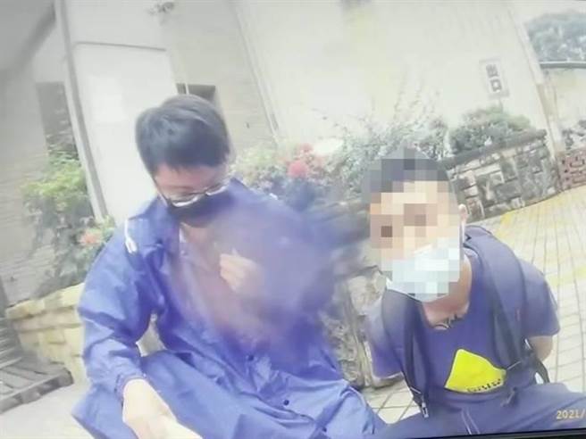 当厨师的徐姓男子，疫情失业转当诈欺车手，南下高雄领取103万时，被警方当场活逮。（翻摄照片／石秀华高雄传真）