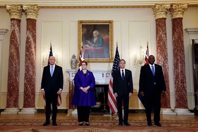 国国务卿布林肯（右2）与国防部长奥斯汀（右1）16日与澳洲外交部长潘恩（左2）与防长杜登（左1）召开美澳部长级谘商会议。（取自潘恩推特）