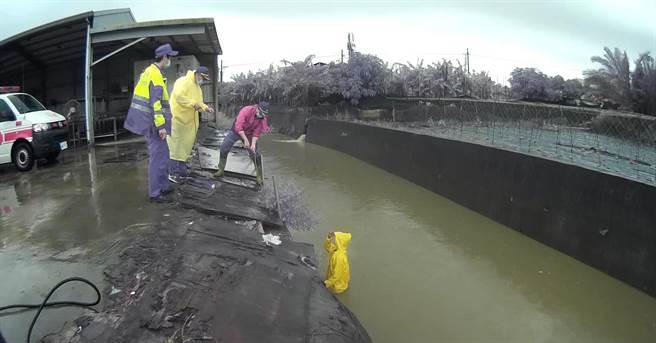 尤姓男子坠落约2米深大排水沟中，警方将桌脚降至2米深的排水沟中，让尤男踩踏垫高后，再用绳索将他拉上岸。（警方提供／林雅惠高雄传真）