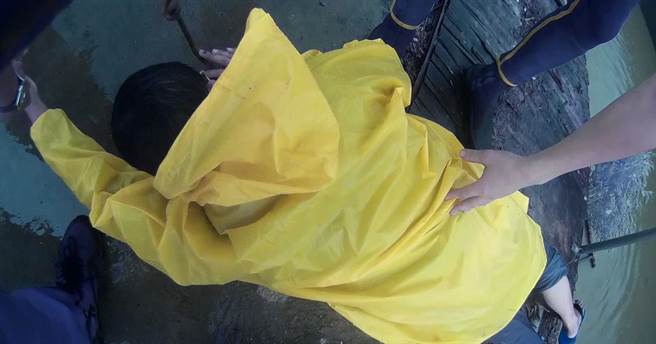 尤男被救上岸边后体力已明显透支，所幸意识清楚，没有任何生命危险。（警方提供／林雅惠高雄传真）