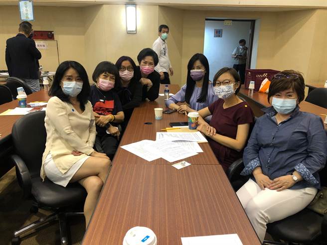 国民党立委李贵敏与党内立委摆出「战斗姿态」大合照。（图／取自李贵敏脸书）