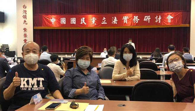 国民党立委李贵敏与党内立委合照。（图／取自李贵敏脸书）