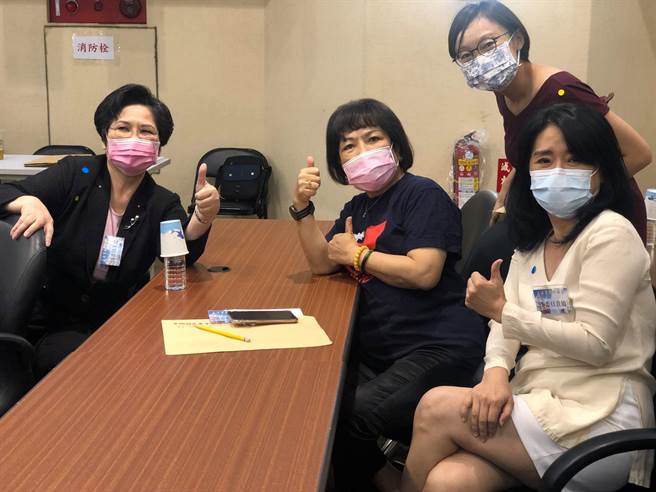 国民党立委李贵敏与党内立委合照。（图／取自李贵敏脸书）