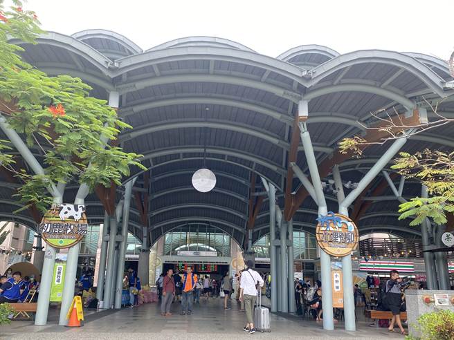 因应中秋连假返乡及旅游人潮，公路总局与鼎东客运配合台铁班次，将加开班次接驳。（蔡旻妤摄）