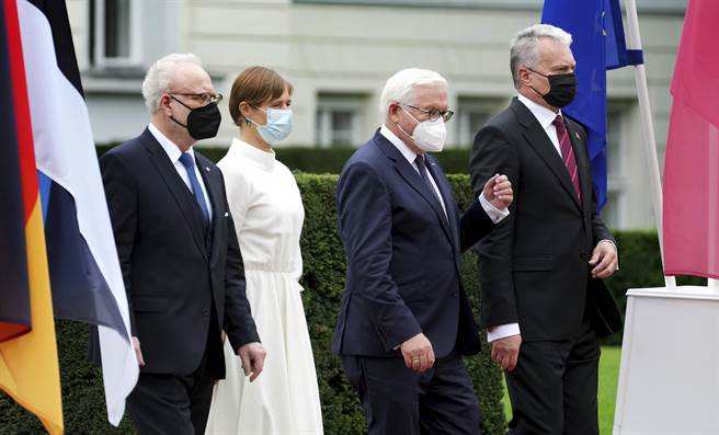 德國總統史坦麥爾（Frank-Walter Steinmeier）(右二)在三位總統面前重申德國對三國的支持。(圖/美聯社) 

