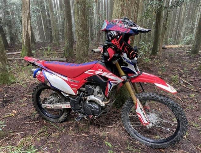 祈男留下机车后不见踪影，17日传出好消息。(翻摄照片)