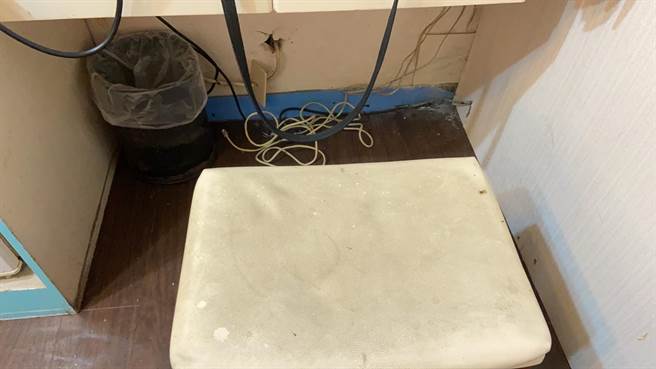 消基會近期接到投訴指出，有旅客在苗栗入住每天2700元的防疫旅館，入住後發現窗廉發霉、床單螞蟻不斷爬出，要求政府應為防疫旅館品質把關。（劉先生提供／林良齊台北傳真）