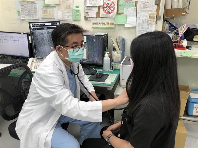 急診醫師陳正一（左）說，根據往年經驗，秋節後急診就醫人數突增1至2成，大多是因急性腸胃炎症狀就醫。（台中醫院提供／張妍溱台中傳真）