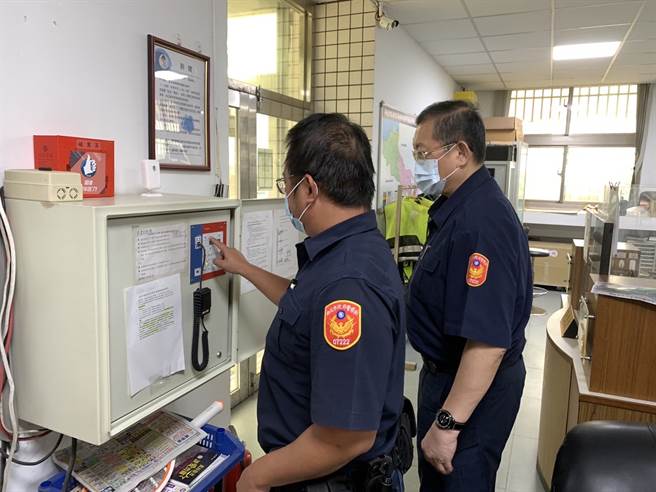 110年國家防災日模擬八級地震，林口警協助海嘯警報發送。(林口分局提供)