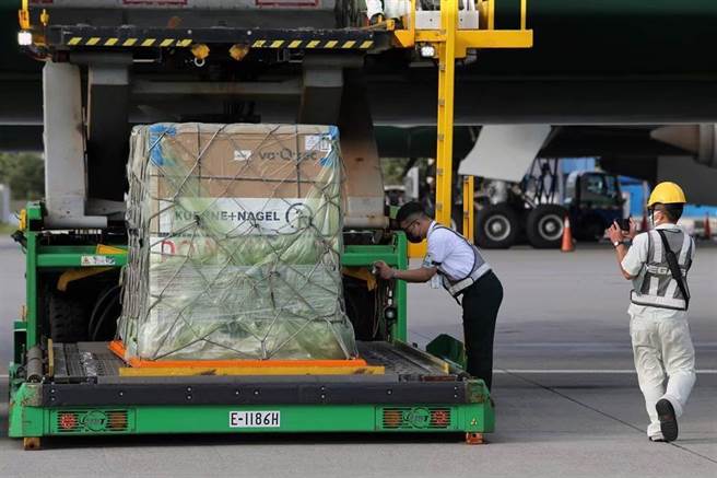 莫德納108萬劑和AZ疫苗64萬劑今日抵台，前台大感染科醫師林氏壁呼籲，應讓50歲以上易重症族群打滿兩劑；圖為6月41萬劑莫德納抵台照。（圖／陳麒全攝）