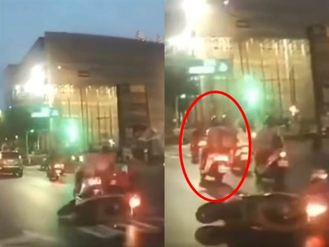 高雄市1处路口日前发现一起外送员因赶着送餐，在高速穿梭车阵时，车上的外送箱疑似拉炼未拉下，外送箱碰撞到1辆机车，造成机车骑士遭勾住摔车倒地。（翻摄自脸书「重机车友各区路况、天气回报中心」）