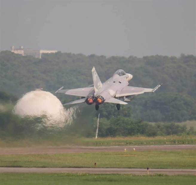 IDF起飞执行连续反击作战任务。（军闻社提供）