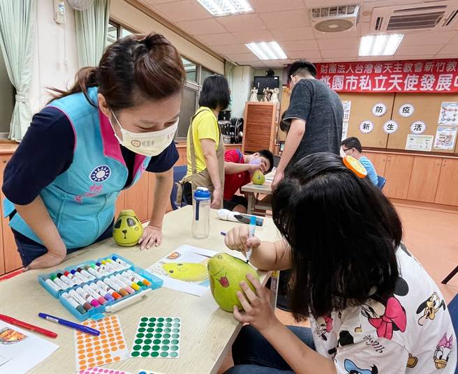朱珍瑶在中秋佳节前夕陪伴身心障碍的大小朋友，也希望八德区的每一个大小天使们，都能有更多的机会以及更好的生活品质。(戴志扬翻摄)